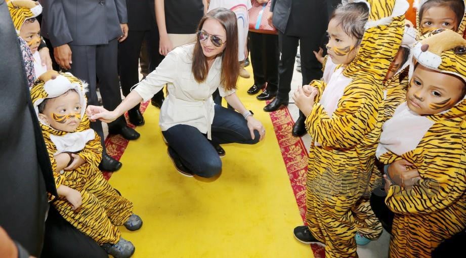 Tuanku Zara (tengah) beramah mesra dengan kanak-kanak Taska Permata Gerik yang memakai kostum harimau. FOTO Abdullah Yusof