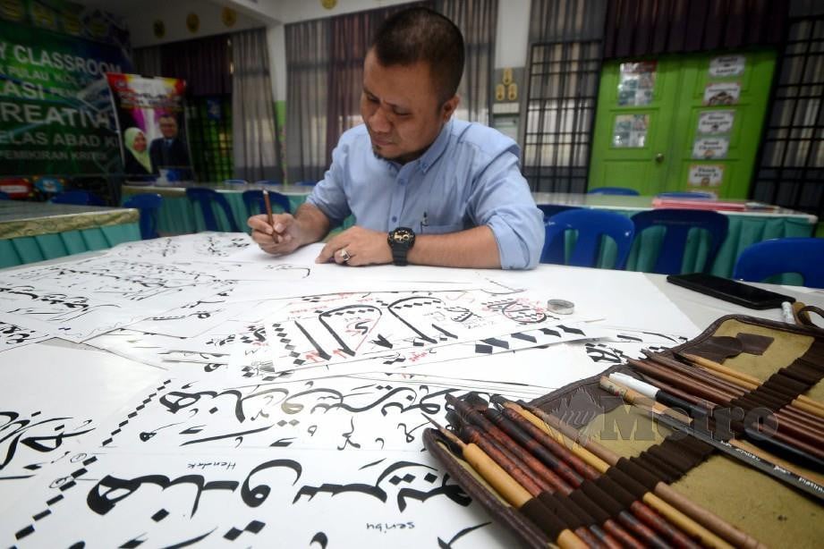 MUHAMMAD Anis menyiapkan tulisan khat di Akademi Khat SK Balik Pulau, Pulau Pinang. FOTO Shahnaz Fazlie Shahrizal.