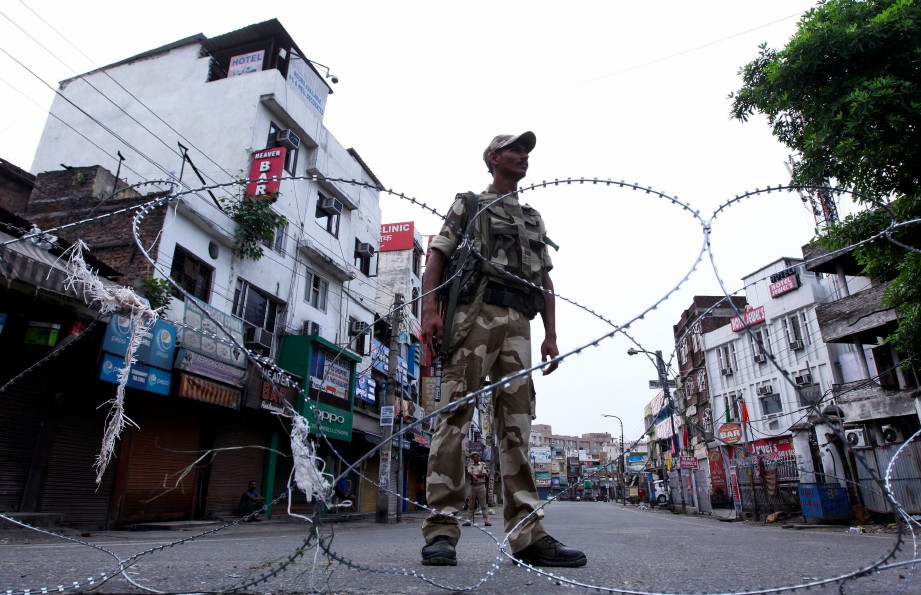 PETUGAS keselamatan berkawal di bandar Jammu susulan ketegangan yang berlaku. FOTO AFP.