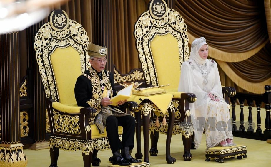 AL-SULTAN Abdullah dan Tunku Azizah pada istiadat pertabalan di Istana Negara, 30 Julai lalu. FOTO Bernama