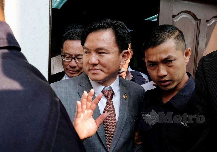 YONG keluar dari mahkamah selepas pendakwaan terhadapnya atas tuduhan merogol pembantu rumahnya di Mahkamah Sesyen Ipoh, Jumaat lalu. FOTO Bernama