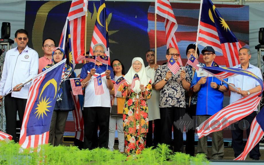DR Wan Azizah menyanyikan lagu Jalur Gemilang selepas merasmikan Festival Merdeka #perpaduandihati. FOTO Mohd Yusni Ariffin