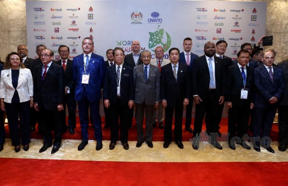 Dr Mahathir bergambar bersama delegasi selepas perasmian WTC 2019. FOTO Mohamad Shahril Badri Saali