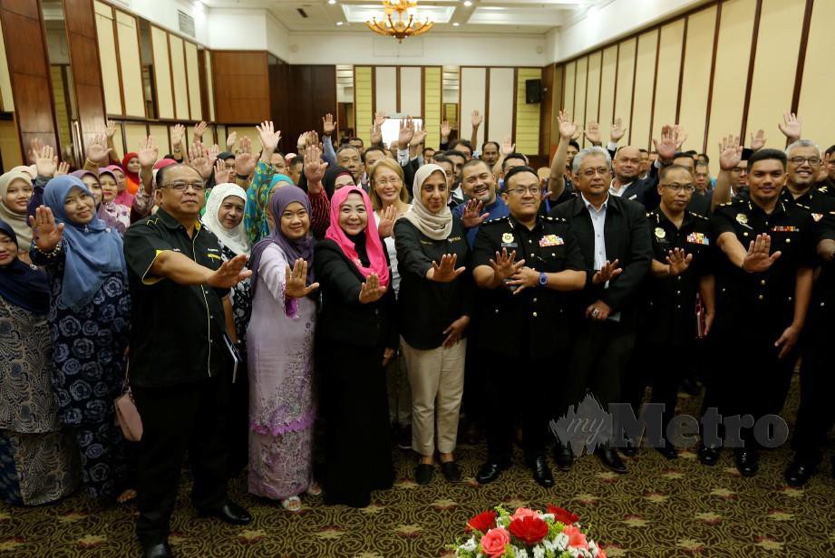 Latheefa Koya (tengah) bersama peserta di Kuala Terengganu hari ini. FOTO Rozainah Zakaria