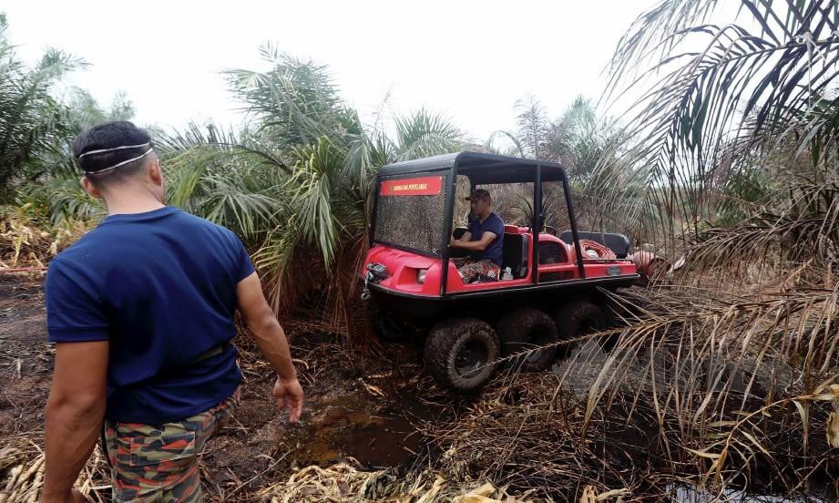 Bomba menggunakan jentera Amphibians All Terrain Vehicle (AATV) untuk membawa peralatan bagi operasi pemadaman kebakaran hutan berhampiran Kampung Tanjung Adang dan Kampung Pekajang. FOTO Hairul Anuar Rahim