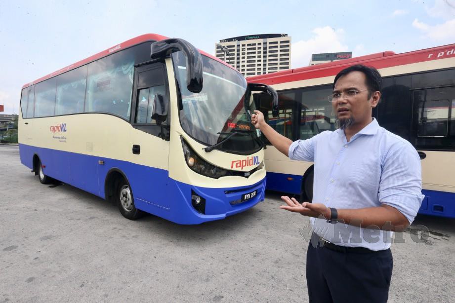 Muhammad Yazurin memberi penerangan mengenai bas mini yang akan melakukan perkhidmatan percubaan mulai 1 September ini. FOTO Intan Nur Elliana Zakaria