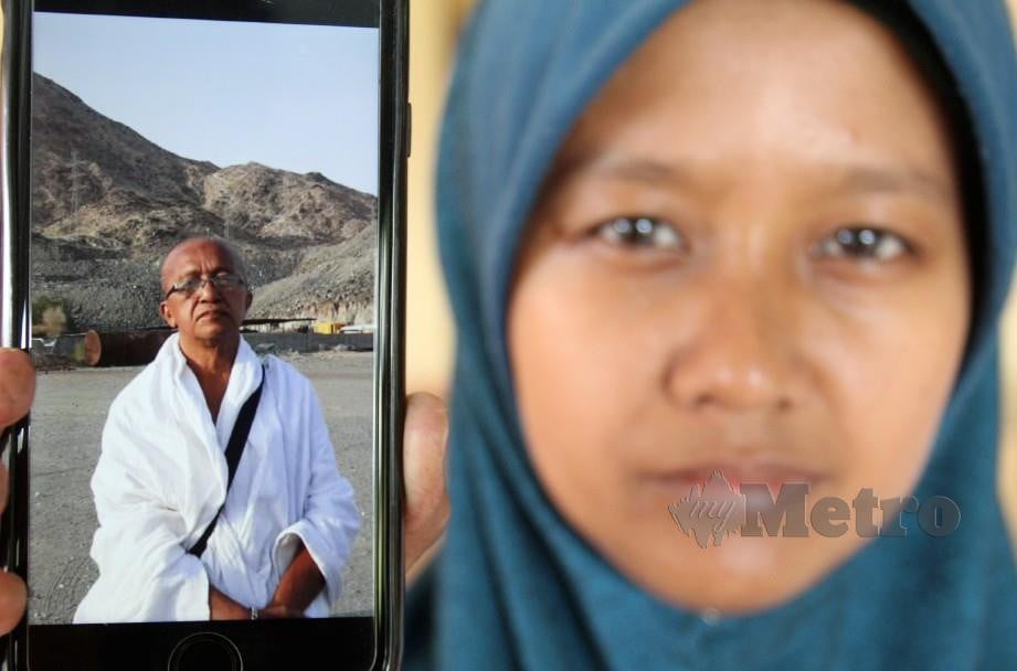 NUR Syahira menunjukkan gambar arwah Pok Wie yang meninggal dunia di Madinah, semalam. FOTO Nik Abdullah Nik Omar. 