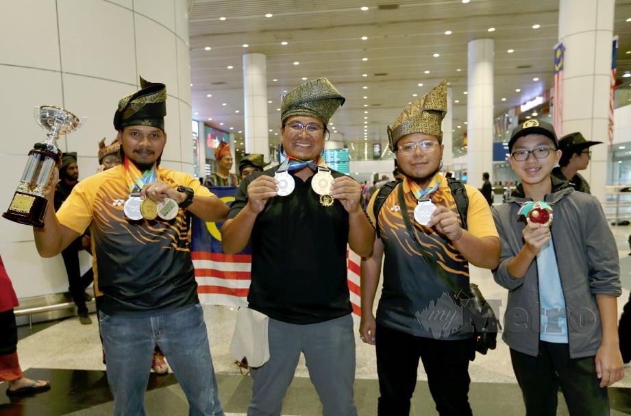(DARI kiri) Mohd Safwan , Muhamad Akmal, Mohd Nasrul dan Lee tiba di KLIA. FOTO Ahmad Irham Mohd Noor