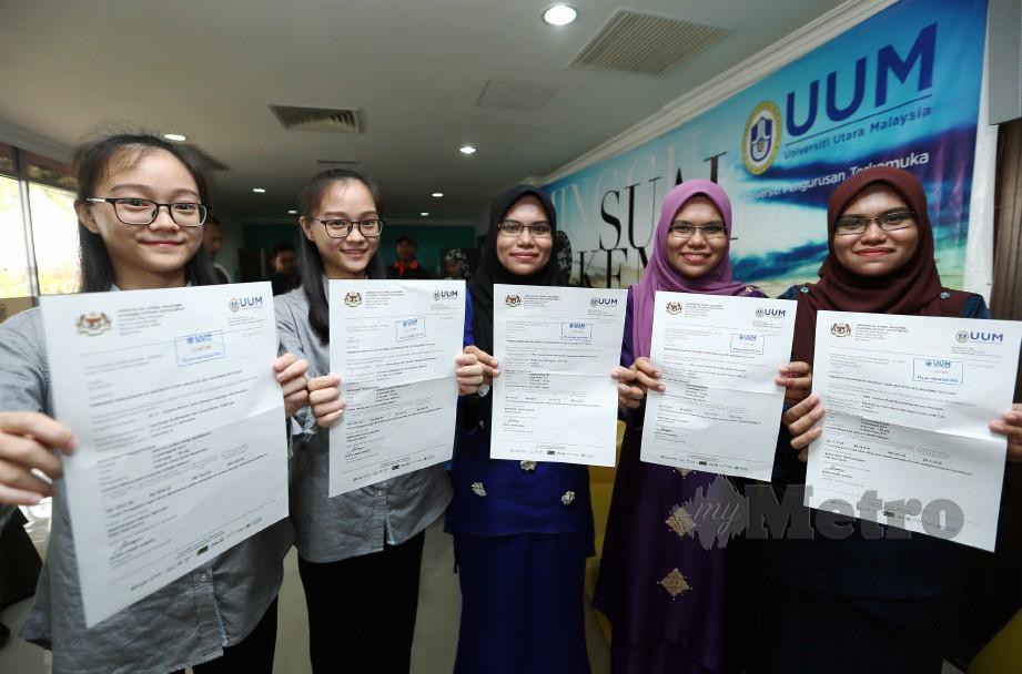 Dari kanan, Intan Nur Liyana, Intan Nur Syazrina, Intan Nur Fazrina serta Yap Houng Ying dan Yap Houng Minn antara pasangan kembar yang mendaftar di UUM hari ini. FOTO Amran Hamid