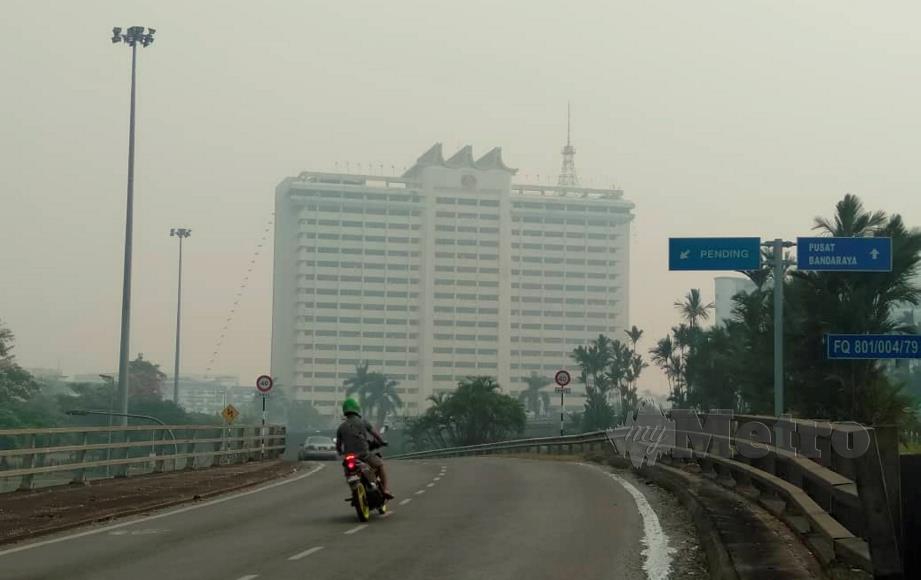 KEADAAN di Kuching dengan kualiti udara menunjukkan tahap tidak sihat. FOTO L Manimaran