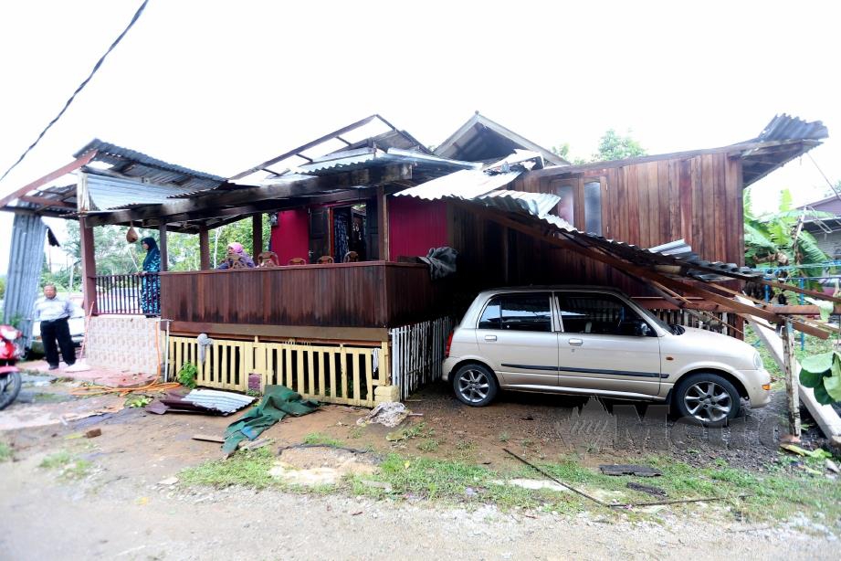RUMAH penduduk yang musnah dipukul ribut di Kampung Pulau Musang. FOTO Imran Makhzan