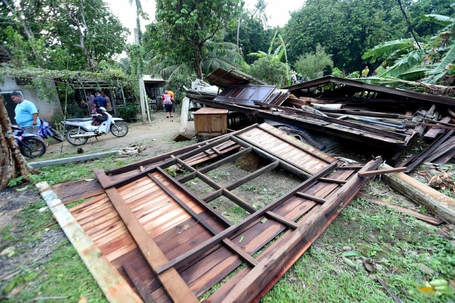RANAP sebuah rumah yang dipukul ribut di Kampung Pulau Musang. FOTO Imran Makhzan