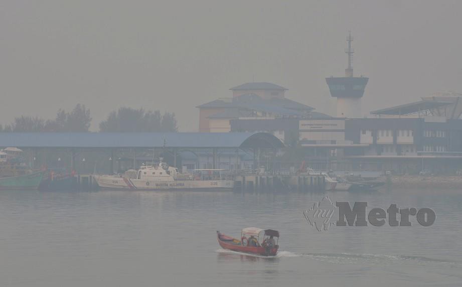KEADAAN Pelabuhan Klang yang berjerebu, semalam. FOTO Faiz Anuar.