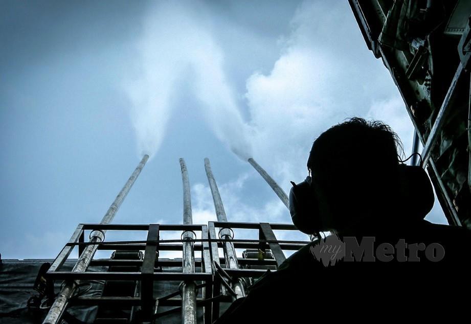 ANGGOTA TUDM bertugas ketika operasi pembenihan awan di sekitar Selangor, Melaka dan Negeri Sembilan, semalam. FOTO Aziah Azmee.