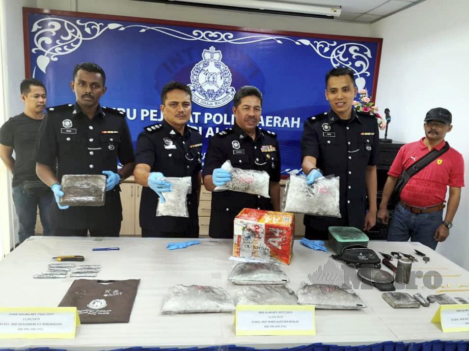 Ismail (tiga dari kanan) menunjukkan dadah yang dirampas bernilai RM447,340. FOTO Izlaily Nurul Ain Hussein