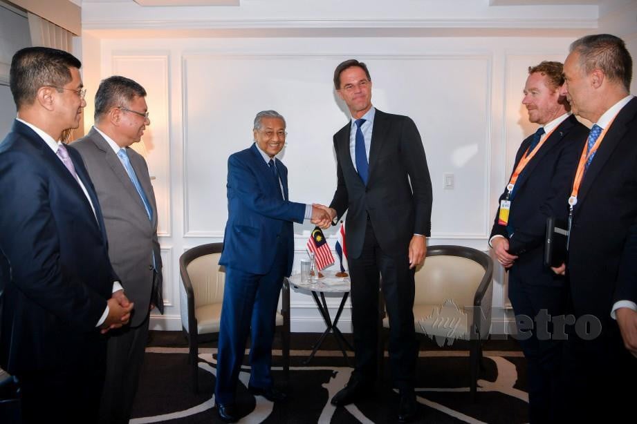 Dr Mahathir bersalaman dengan Mark Rutte dalam pertemuan dua hala antara mereka. FOTO Bernama 