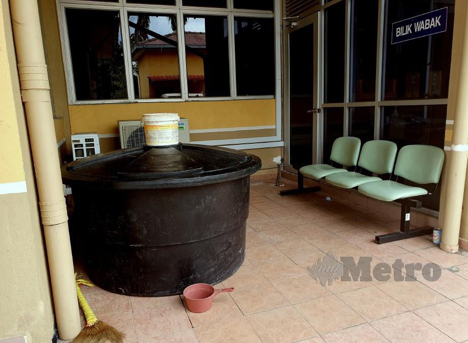 Tangki bekalan air diletakkan di hadapan Klinik Kesihatan Selandar. FOTO Khairunisah Lokman