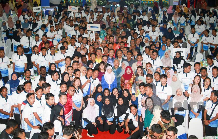 Dr Wan Azizah bergambar bersama pelajar selepas merasmikan MyBF di Shah Alam. FOTO Sairien Nafis