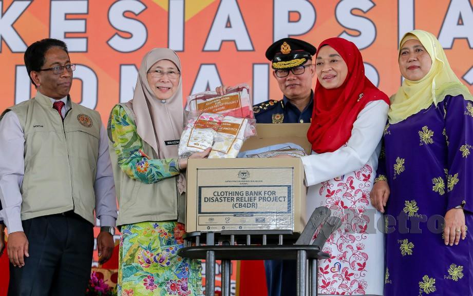 DR Wan Azizah menerima Clothing Bank for Disaster Relief (CB4DR) daripada Timbalan Pengerusi Kasih Malaysia, Datin Seri Shamshida Taharin dan Yang Dipertua PUSPANITA Kebangsaan, Datin Seri Jamaliah Othman (kanan) pada majlis pelancaran TBBN dan Bulan Kesiapsiagaan Nasional 2019. FOTO Luqman Hakim Zubir