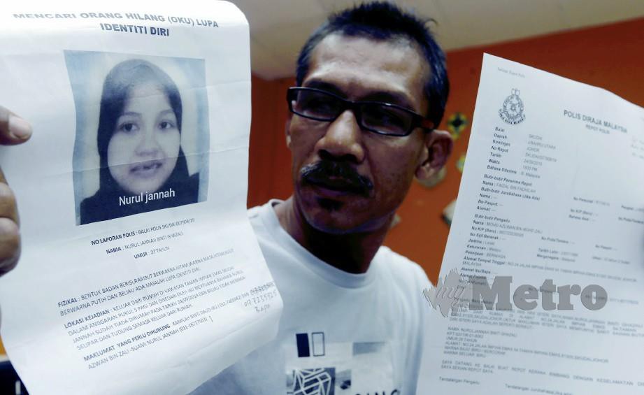 Ghazali menunjukkan gambar dan laporan polis mengenai Nurul Jannah yang hilang sejak 15 hari lalu. FOTO Hairul Anuar Rahim