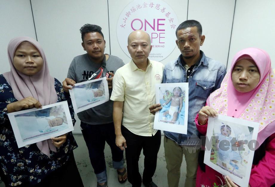  Chua Sui Hau (tengah) bersama dari kanan, Masnorwati, Zolhizan, Mohd Shafizuan dan Nor Syamimi merayu sumbangan orang ramai untuk anak mereka. FOTO Rosli Ahmad