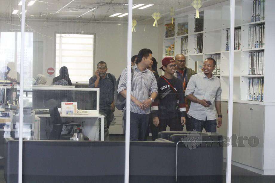 Kakitangan Utusan Melayu meninggalkan pejabat berikutan penutupan operasi syarikat itu hari ini. FOTO Mustaffa Kamal