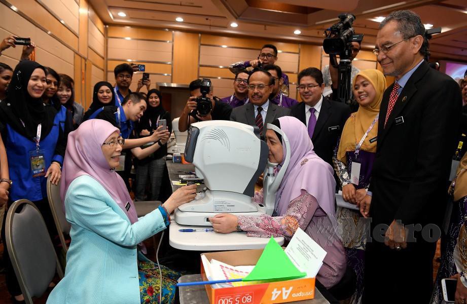 Dr Wan Azizah memeriksa mata Ketua Perkhidmatan Oftalmologi Kementerian Kesihatan merangkap Pengerusi sambutan Hari Penglihatan Sedunia 2019 Dr Nor Fariza Ngah (duduk kanan) hari ini. FOTO Bernama
