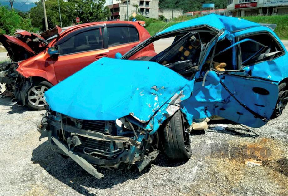 Proton Satria dinaiki tiga beranak yang maut remuk dalam kemalangan membabitkan tiga kenderaan. FOTO Ramli Ibrahim
