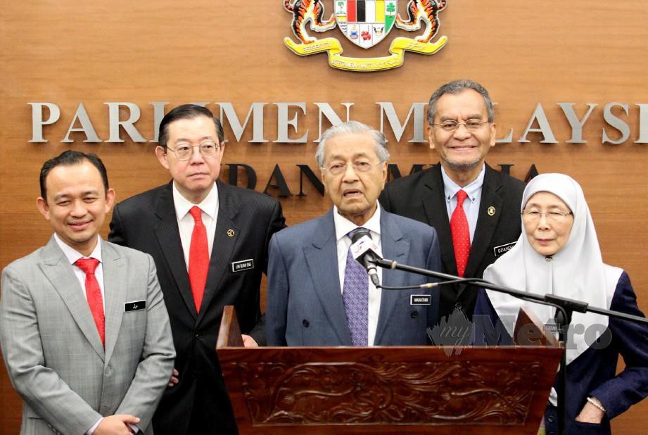 Dr Mahathir menyatakan kewangan negara masih kukuh. FOTO Eizairi Shamsudin
