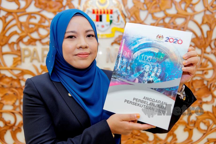 KAKITANGAN Dewan Undangan Negeri Sabah, Hamidzah Hamid, 38, menunjukkan buku Anggaran Perbelanjaan Persekutuan 2020 selepas pembentangan Belanjawan 2020 di Parlimen. FOTO Aizuddin Saad