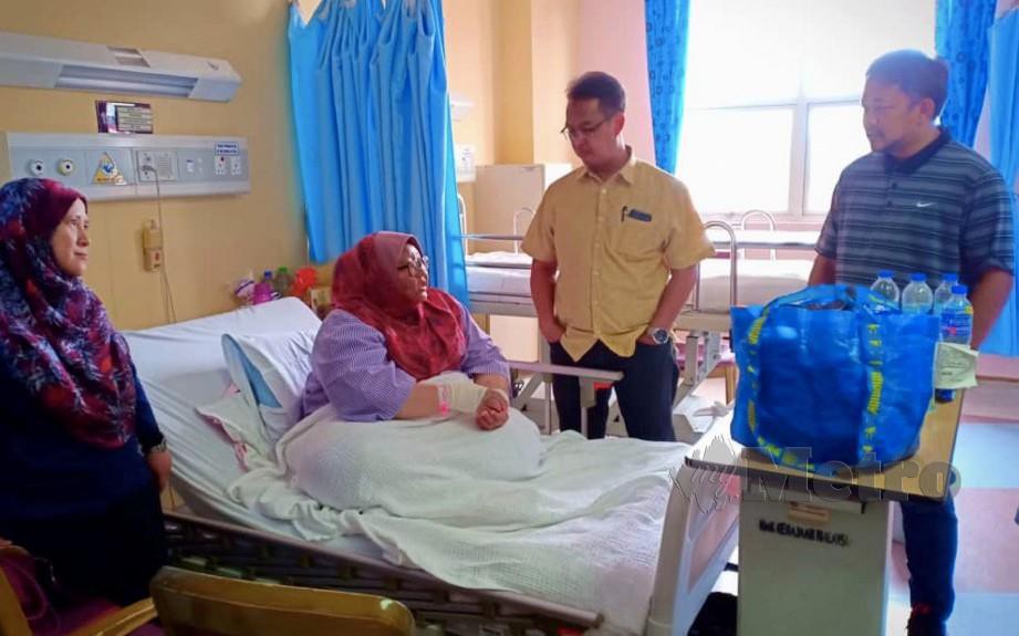 SEORANG mangsa menerima kunjungan Timbalan Ketua Setiausaha (Pengurusan) Kementerian Pendidikan Azhan Mohamad Mohd Amir (dua dari kanan) bersama Ketua Unit Sukan Jabatan Pendidikan Wilayah Persekutuan Putrajaya, Sahnan Nuddin Abd Razak (kanan) di Hospital Putrajaya. FOTO Samadi Ahmad.