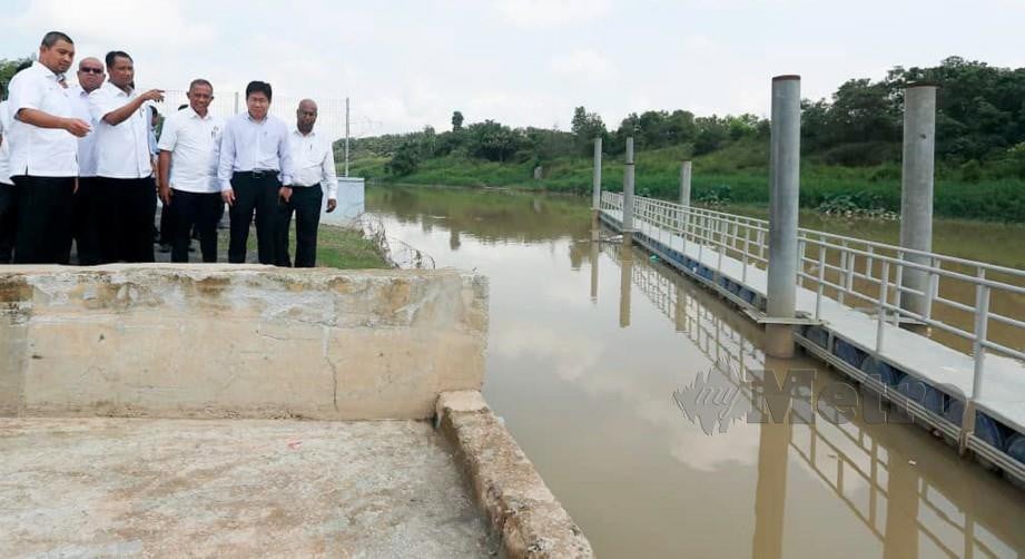 Dr Sahruddin (kiri) melawat lokasi perangkap sampah di Sungai Skudai hari ini. FOTO Ihsan Pejabat Menteri Besar Johor