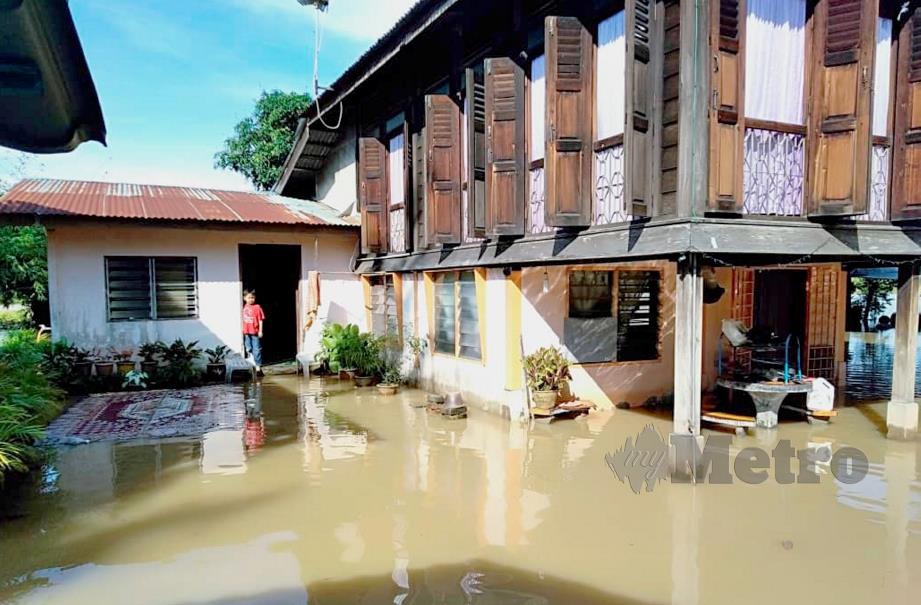 ANTARA rumah penduduk terjejas akibat banjir kilat. FOTO ihsan APM