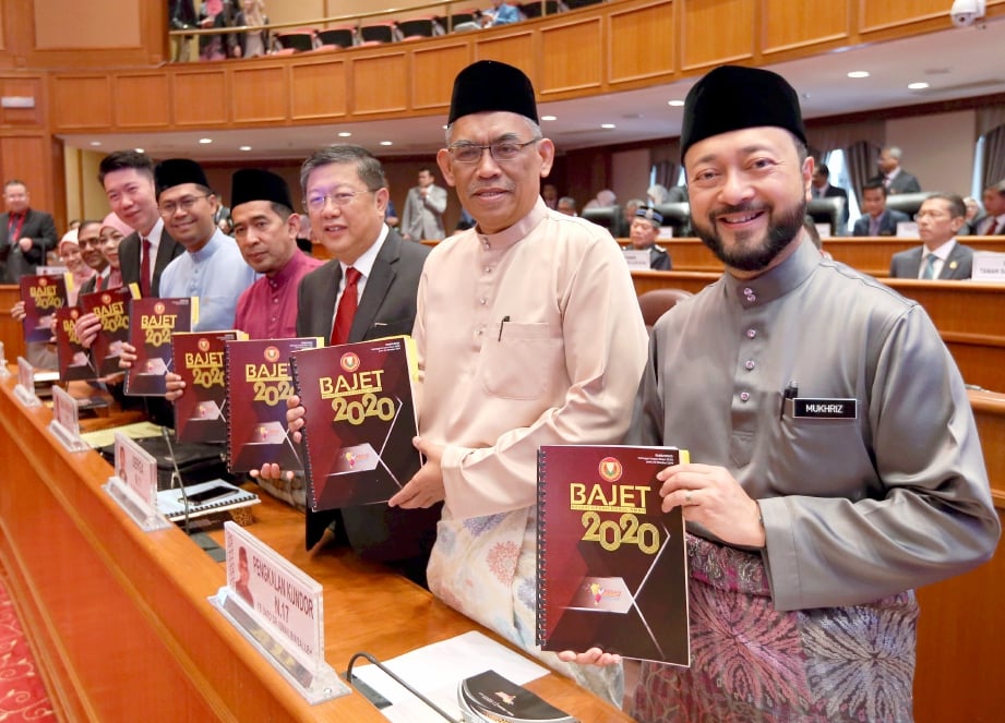 MUKHRIZ (kanan) bersama exco kerajaan negeri Kedah menunjukkan buku Belanjawan 2020 Negeri Kedah. FOTO Sharul Hafiz Zam
