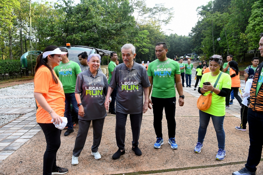 ABDULLAH bersama Jeanne hadir bagi menyaksikan peserta larian Legasi Run 2019 di Taman Botani Putrajaya. FOTO Bernama