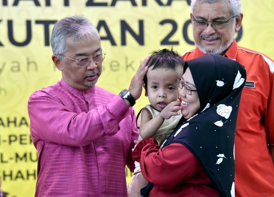 Al-Sultan Abdullah berkenan mengurniakan sumbangan zakat dan bantuan keperluan harian kepada 500 asnaf di Kuala Lumpur. FOTO BERNAMA.