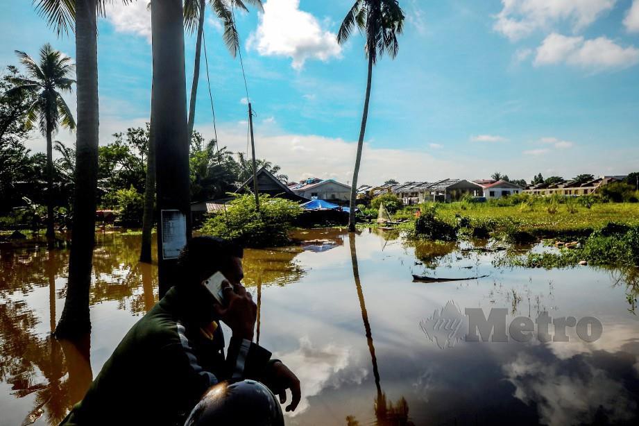 Keadaan banjir di Kampung Permatang Tok Suboh, Bukit Minyak. FOTO Shahnaz Fazlie Shahrizal