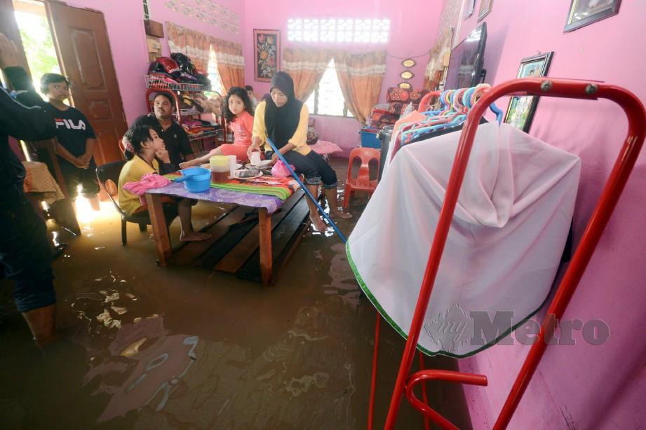 Keadaan rumah mangsa banjir di Kampung Permatang Tok Suboh, Bukit Minyak, Bukit Mertajam. FOTO Shahnaz Fazlie Shahrizal