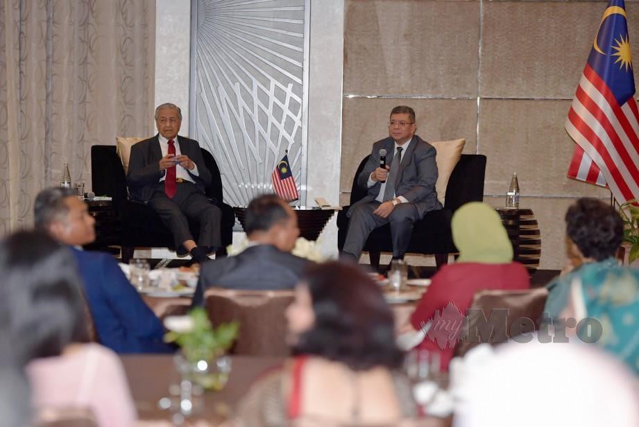 Dr Mahathir serta Menteri Luar Datuk Saifuddin Abdullah pada Majlis Minum Petang dan Dialog Bersama Diaspora Malaysia di Azerbaijan hari ini. FOTO Bernama