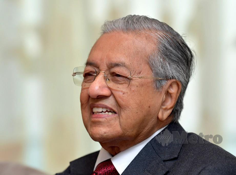 Dr Mahathir pada sidang akhbar bersama media Malaysia sebelum berlepas ke Turkmenistan untuk lawatan rasmi dua hari. FOTO Bernama