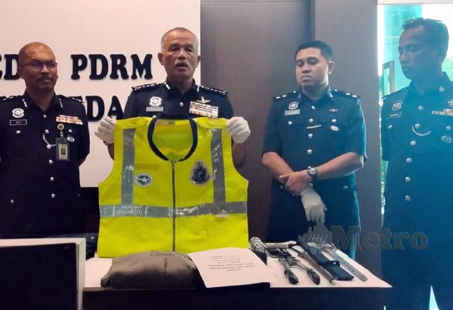 Zainuddin (dua dari kiri) menunjukkan baju keselamatan (vest) polis yang digunakan suspek untuk menyamar polis dalam kes samun di Kuala Muda. FOTO Zuliaty Zulkiffli