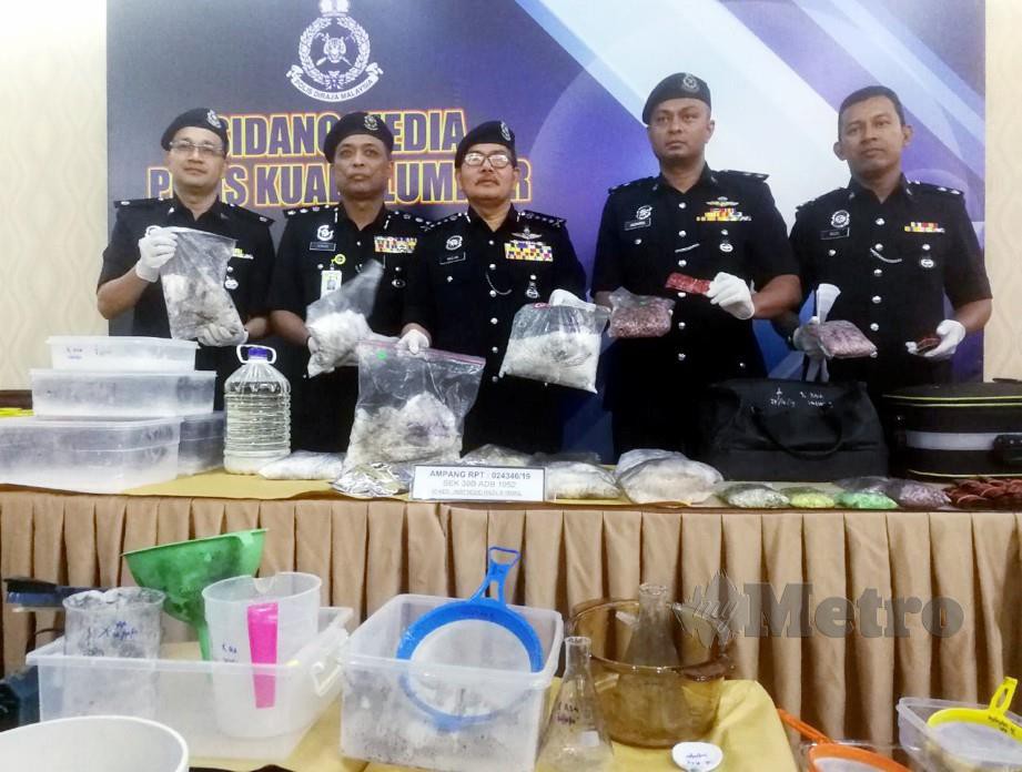 Mazlan (tengah) menunjukkan pelbagai jenis dadah yang dirampas polis. FOTO Khairul Najib Asarulah Khan