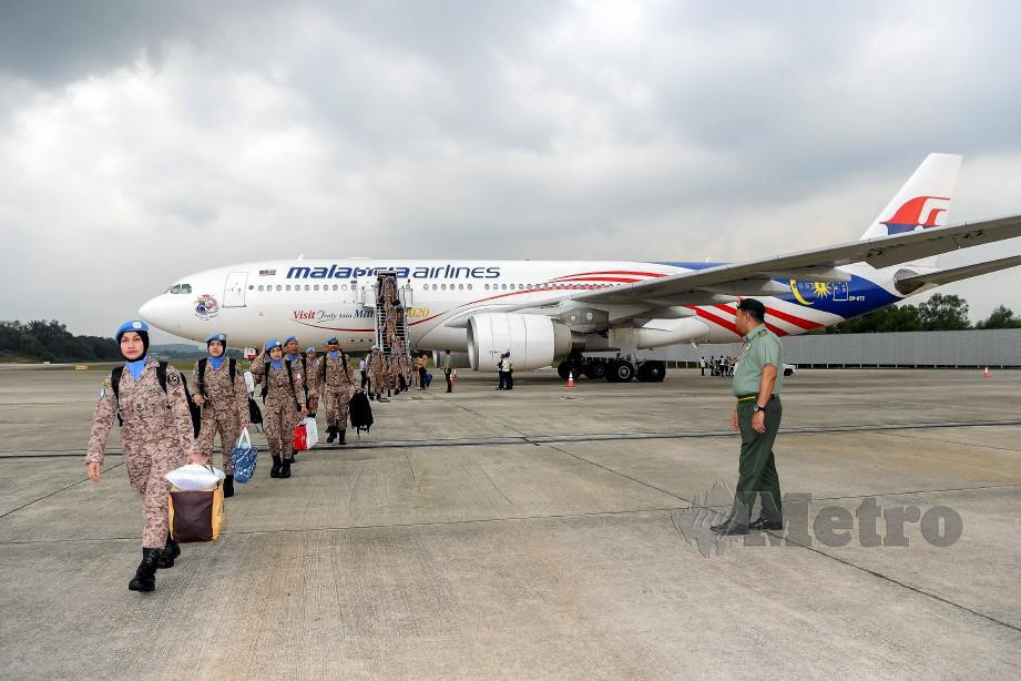 Anggota dan pegawai yang juga kumpulan terakhir MALBATT 850-6 tiba di Pangkalan Udara TUDM, Subang hari ini. FOTO Bernama