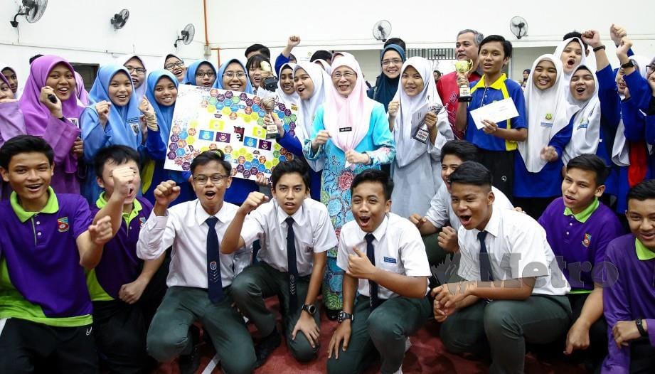 Dr Wan Azizah beramah mesra bersama pemenang dan pelajar selepas majlis penyampaian hadiah pertandingan Kit Simulasi Usahawan Muda. FOTO Asyraf Hamzah