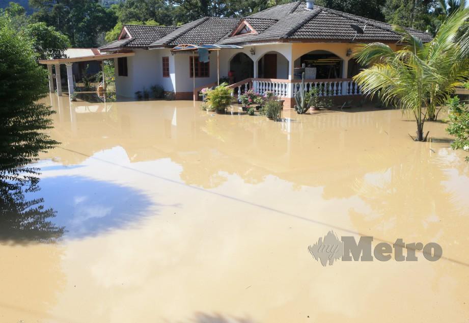 ANTARA rumah yang terjejas banjir di Kampung Sungai Serai Hulu Langat pada 1 November lalu. FOTO Mohd Yusni Ariffin