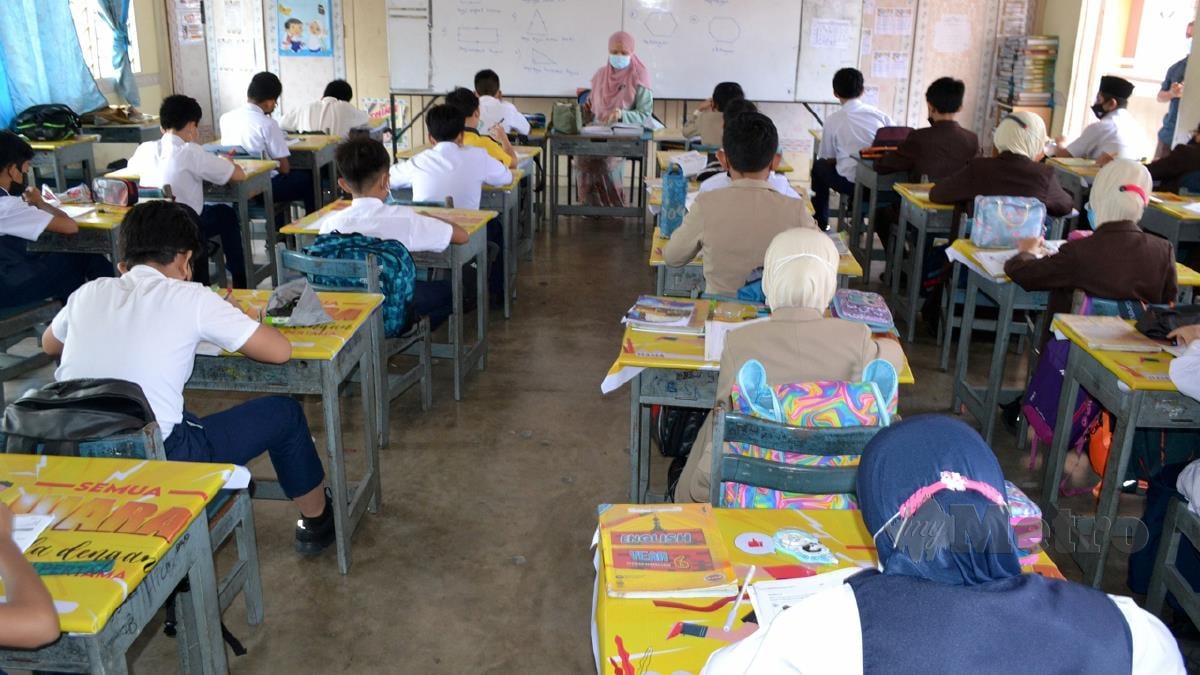 MURID tekun mengikuti kelas di sekolah di Kuantan, kelmarin. FOTO Asrol Awang