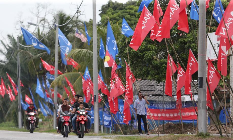BENDERA parti calon di laluan utama kawasan Parlimen Tanjung Piai para hari ketiga kempen Pilihan Raya Kecil (PRK). FOTO Mohd Azren Jamaludin