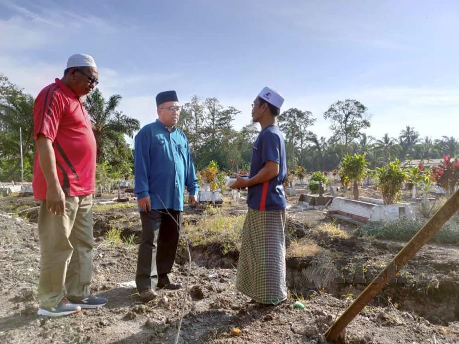 Dr Badrulhisham (tengah) melawat Tanah Perkuburan Islam Masjid Kampung Selangor Pekan Nanas. FOTO Mohd Sabran Md Sani