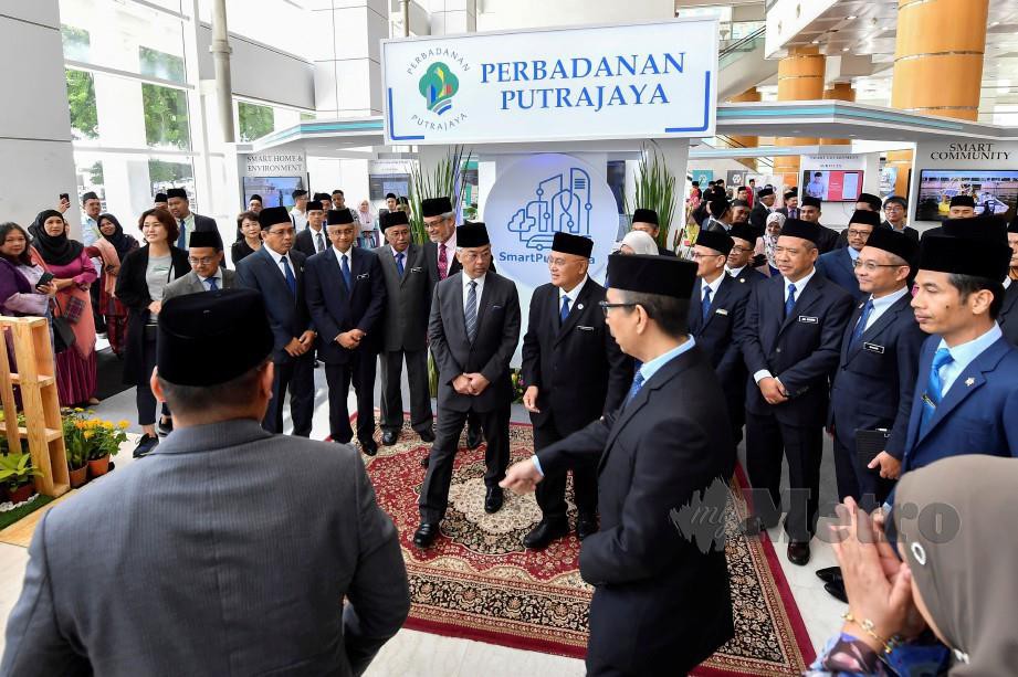 Agong berkenan melawat ruang pameran Perbadanan Putrajaya selepas menyempurnakan Kongres Perancangan Bandar Kebangsaan 2019. FOTO Bernama
