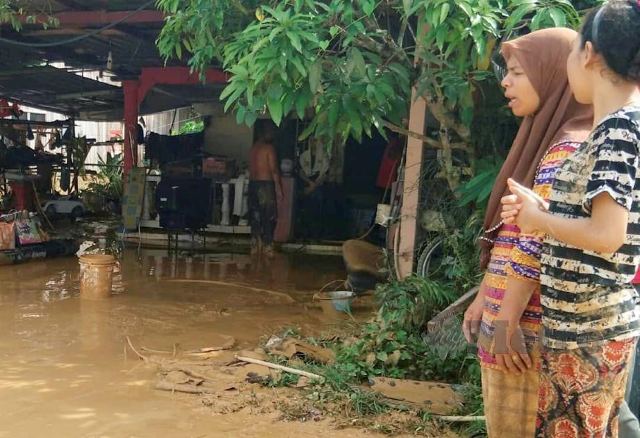 MANGSA banjir di Kampung Tanah Puteh. FOTO Ramli Ibrahim